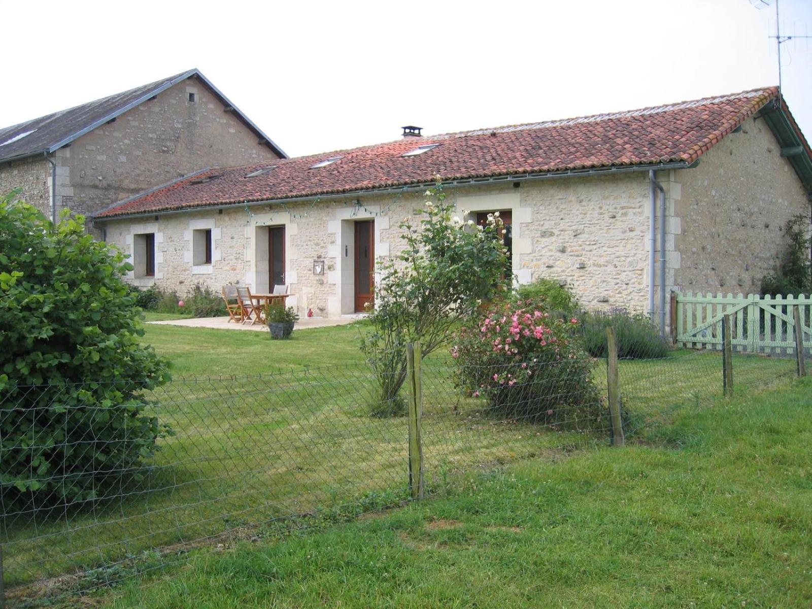 La Fermette Aux Lamas Savigny-Levescault Exterior photo