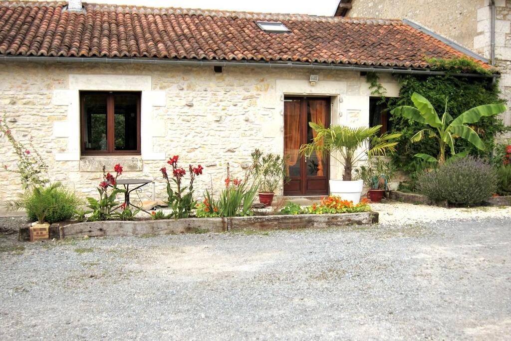 La Fermette Aux Lamas Savigny-Levescault Exterior photo